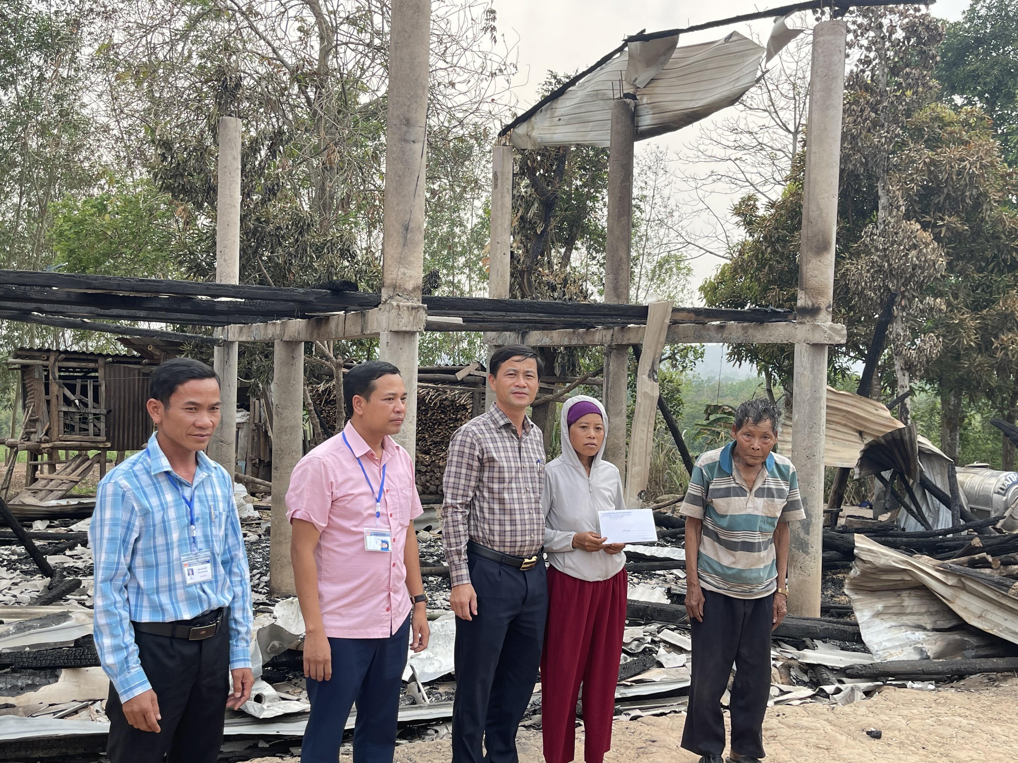 Chủ tịch UBND huyện Hướng Hóa Trần Bình Thuận thăm hỏi, hỗ trợ gia đình bị cháy nhà tại xã Lìa