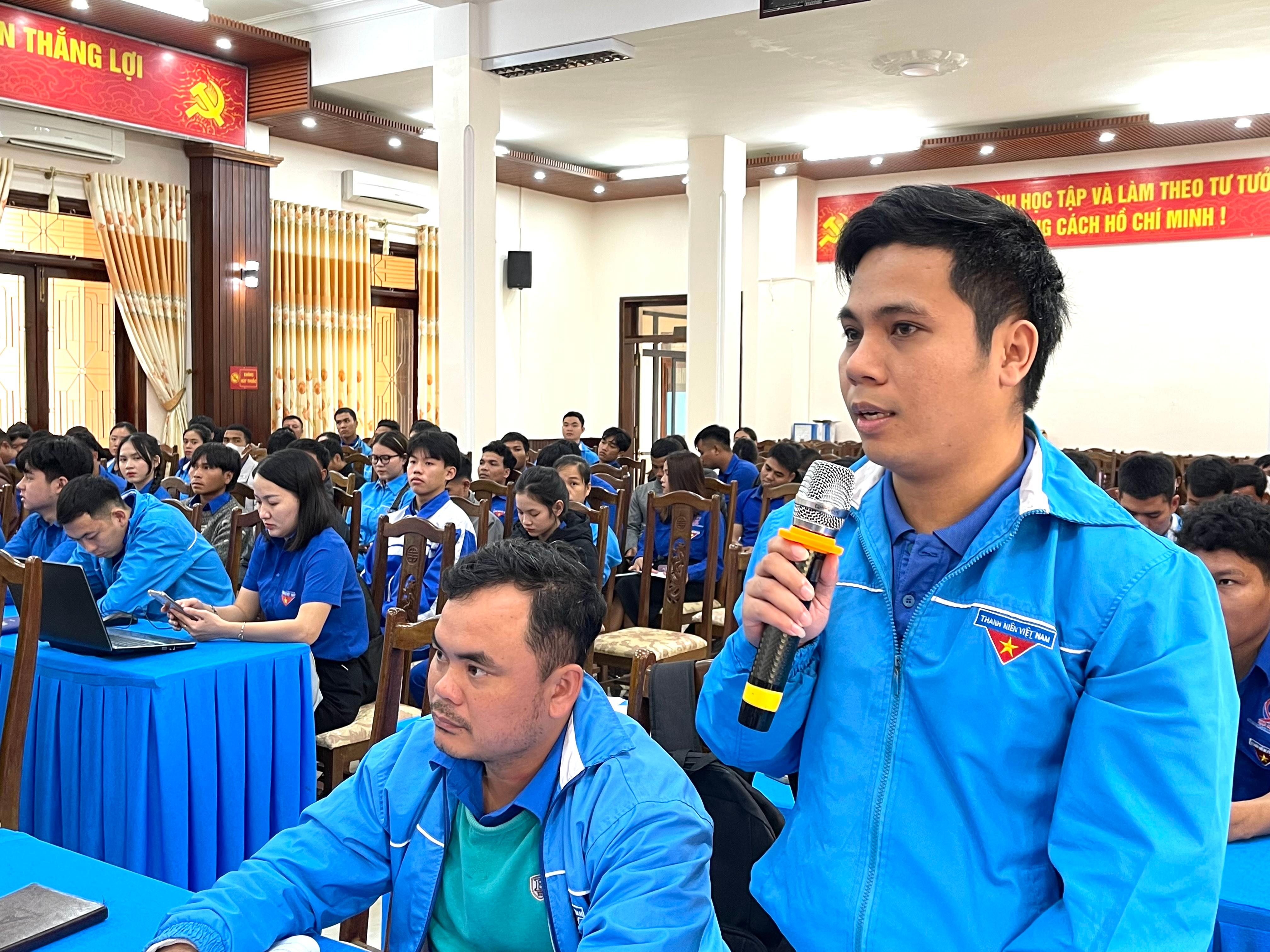 Chủ tịch UBND huyện Hướng Hóa đối thoại với thanh niên...