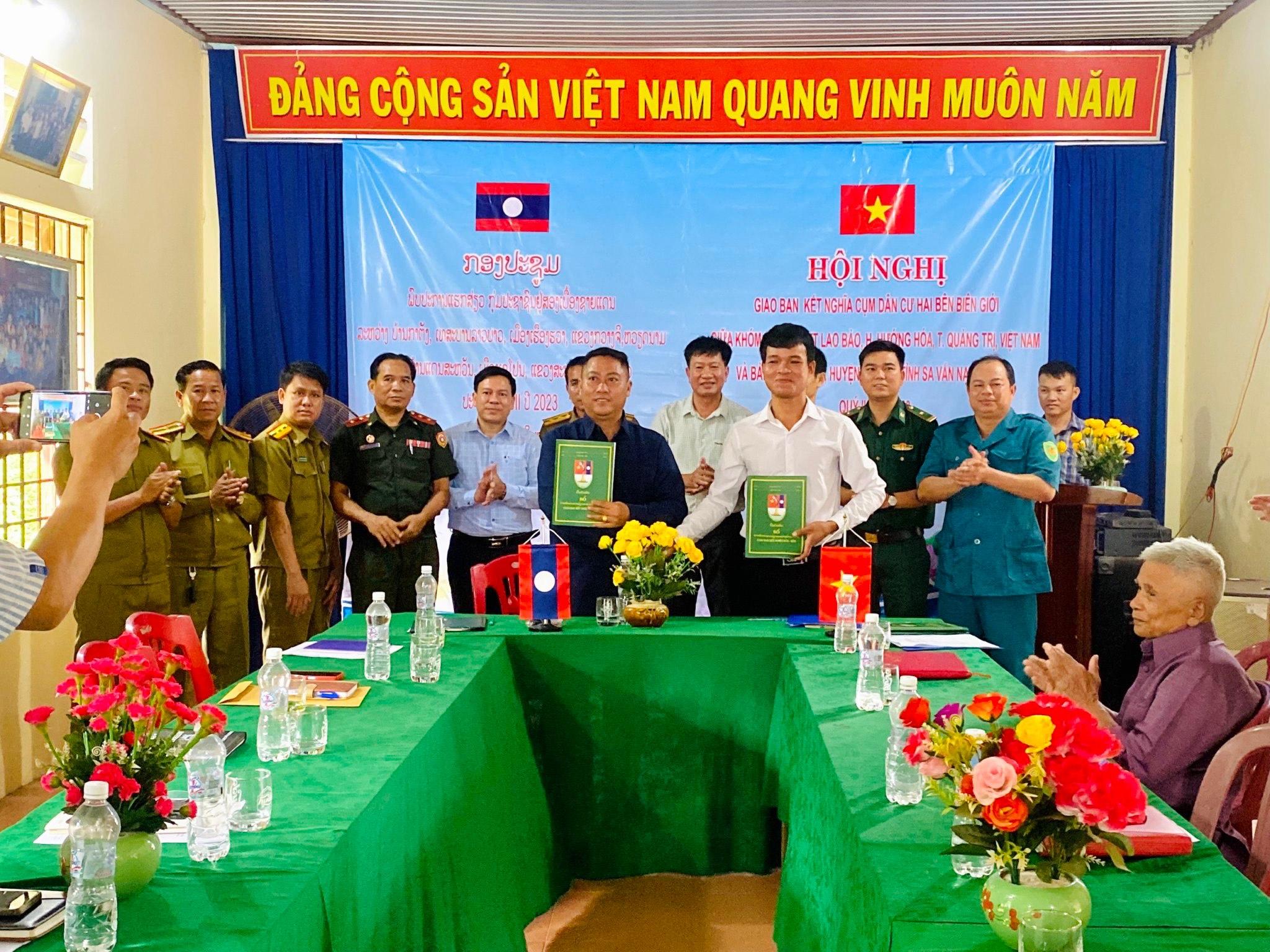 Kết nghĩa bản - bản, thắm tình đoàn kết Việt - Lào