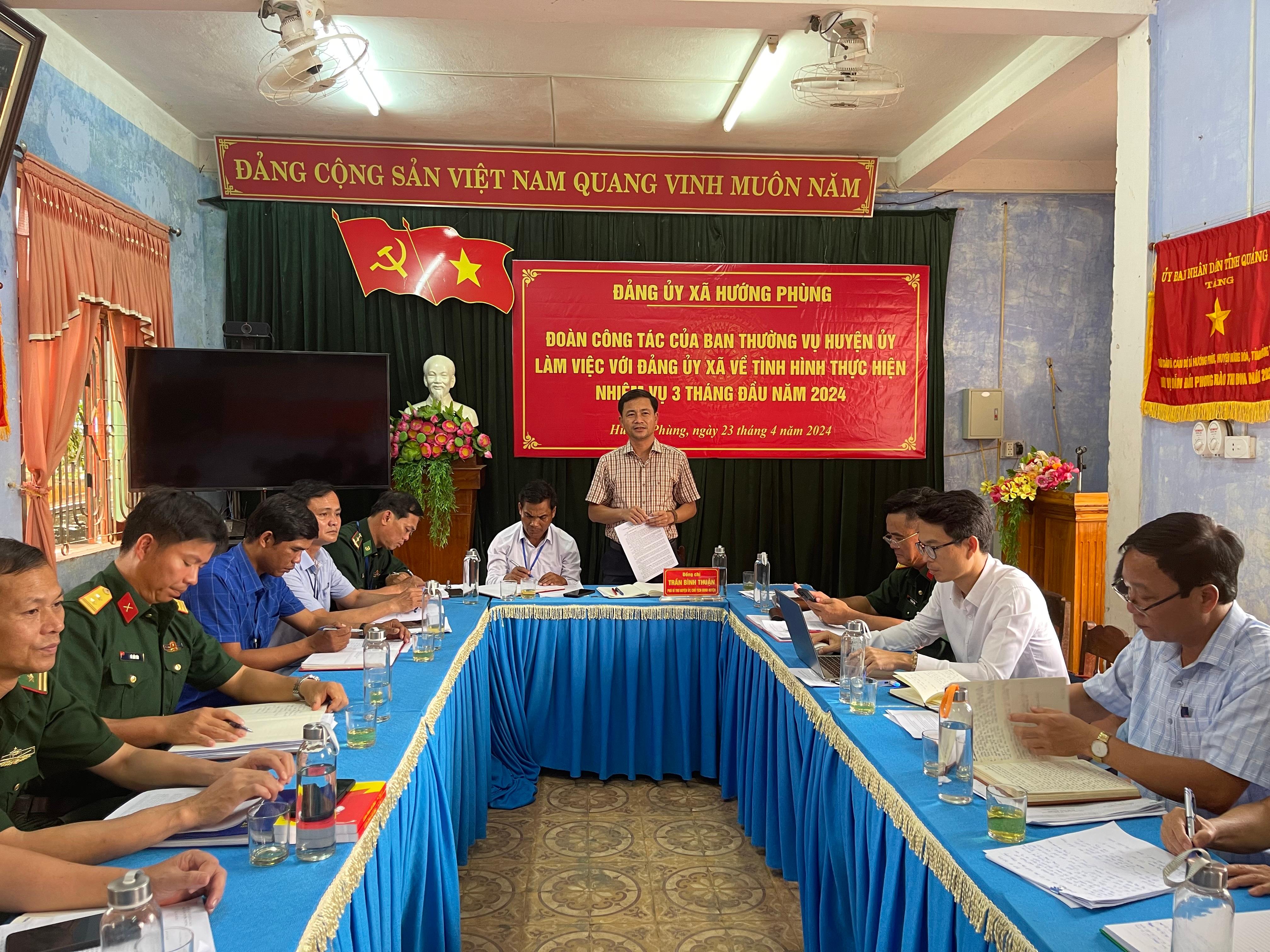 Đoàn công tác của Ban Thường vụ Huyện ủy làm việc với Đảng ủy xã Hướng Phùng