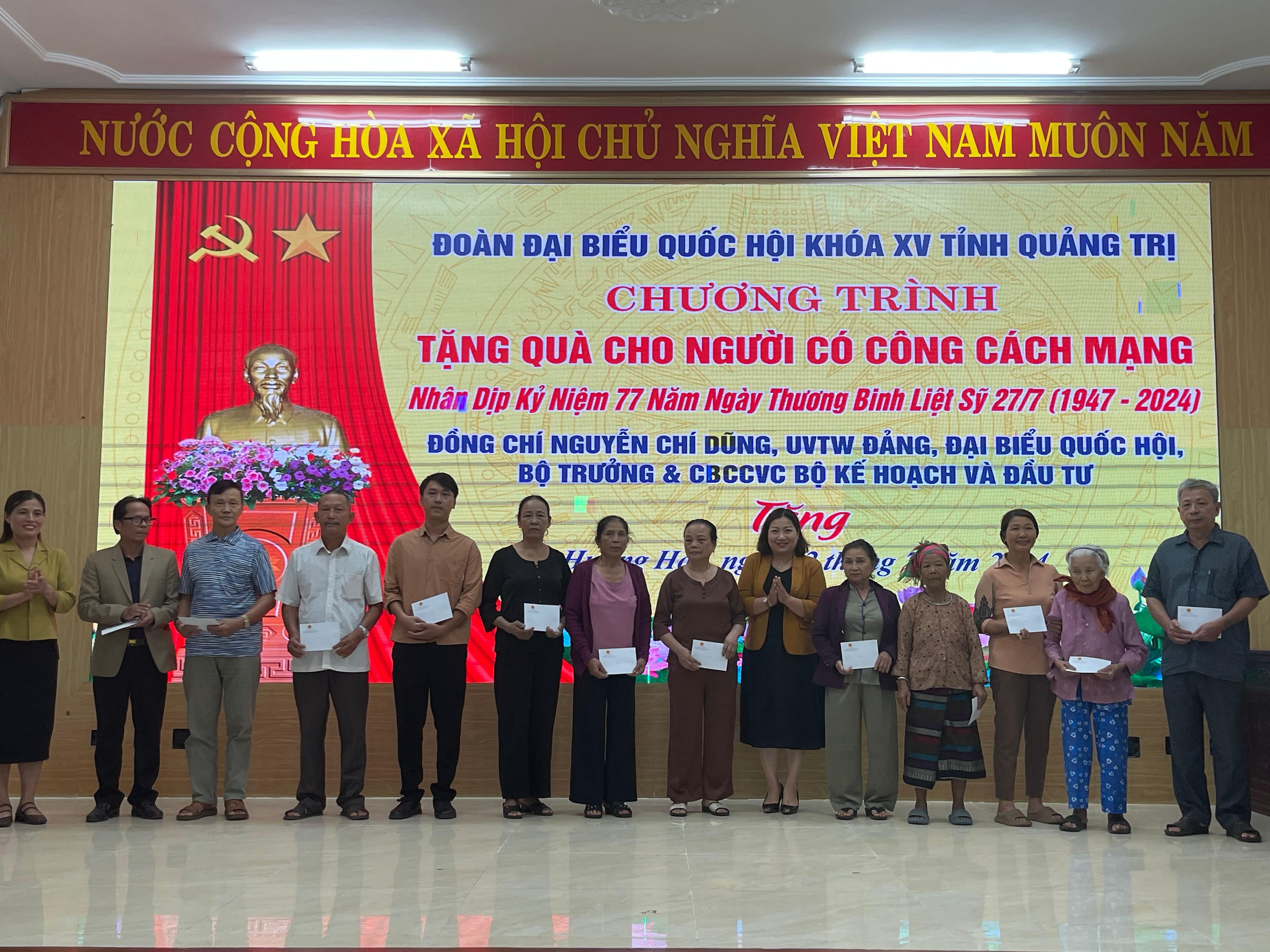 Trao 100 suất quà của Bộ trưởng Bộ Kế hoạch và Đầu tư Nguyễn Chí Dũng cho người có công với cách...