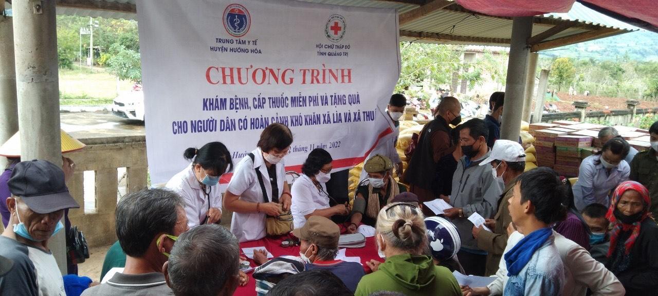Khám, cấp thuốc miễn phí và tặng quà cho 800 đối tượng khó khăn ở 2 xã Thuận và Lìa