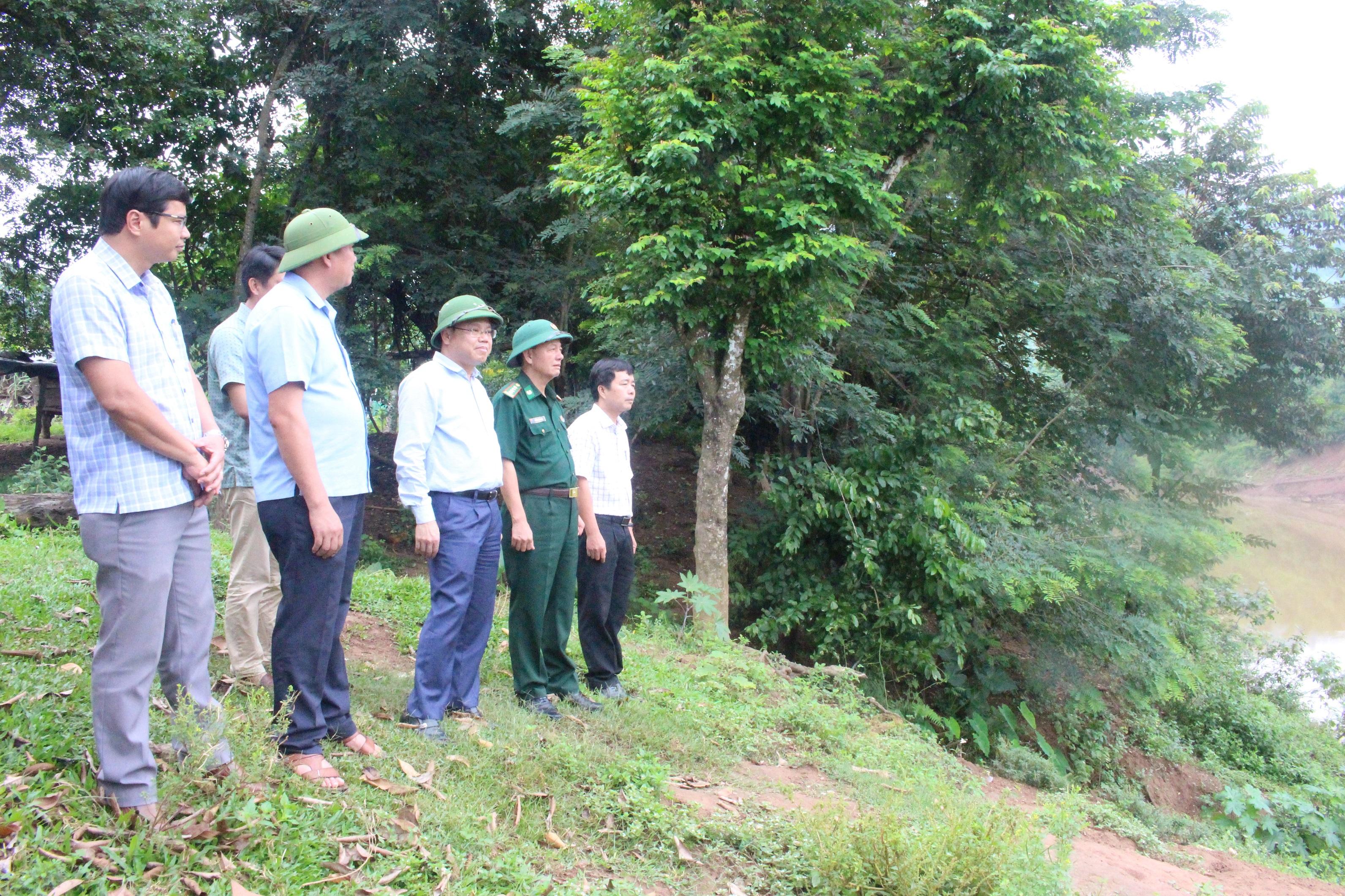 Phó Chủ tịch UBND tỉnh Lê Đức Tiến kiểm tra tình hình phòng chống bão Noru tại huyện Hướng Hóa