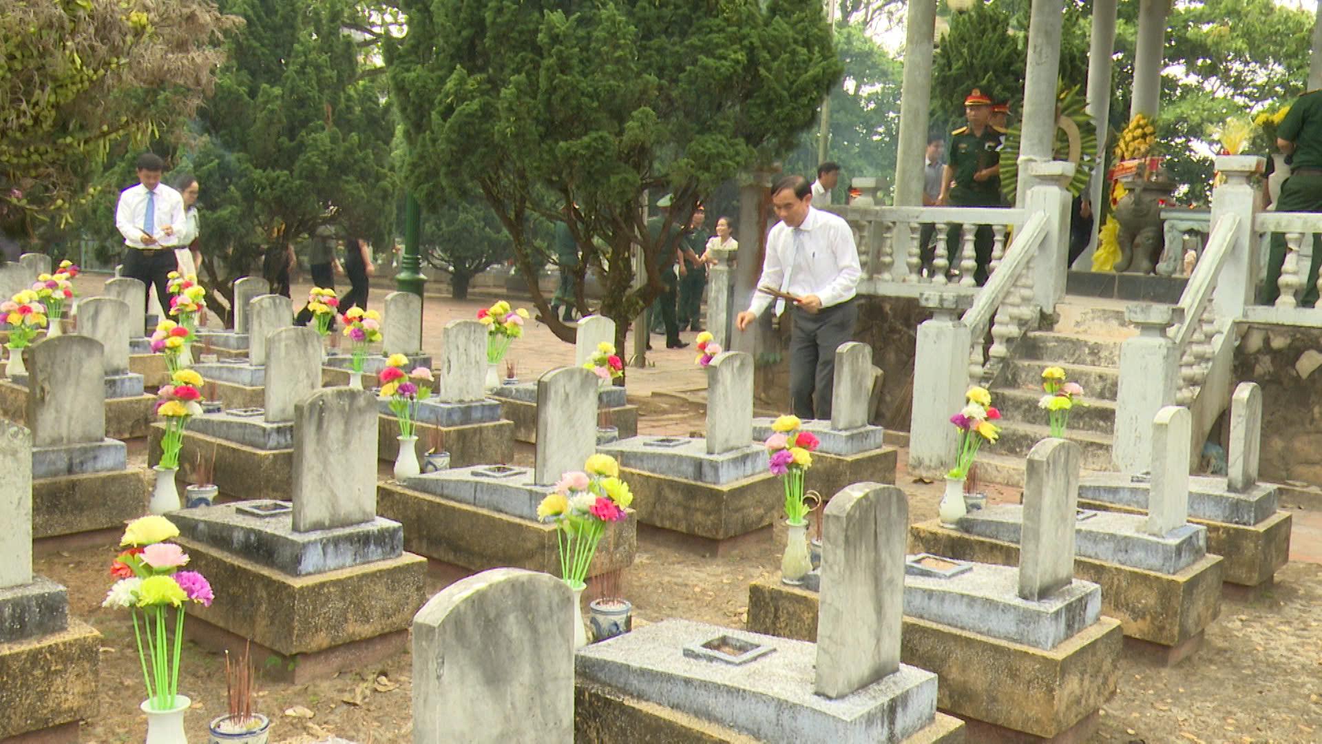 Viếng Nghĩa trang Liệt sỹ huyện